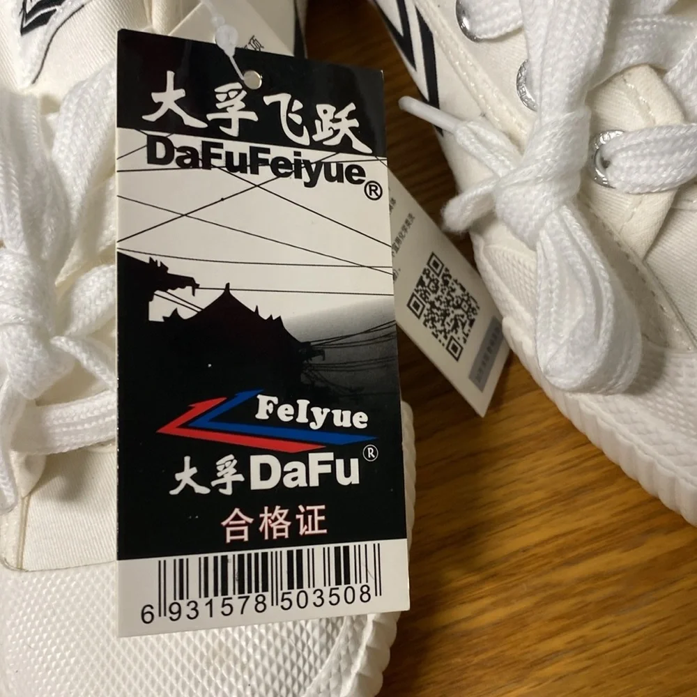 Felyue DaFa White Sneakers Size 40 men’s size Is 7 women’s size is 9 NWT